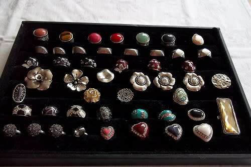 Bulk lot of 48 large (chunky) costume jewellery rings in display tray - 1 bid for the lot