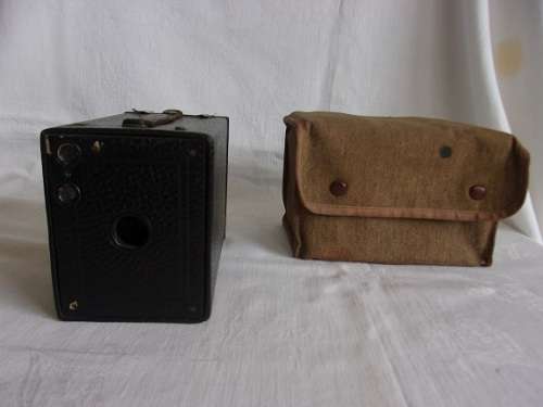 Antique Kodak Co. Ltd Canada Model 2 E Brownie box camera in carry case