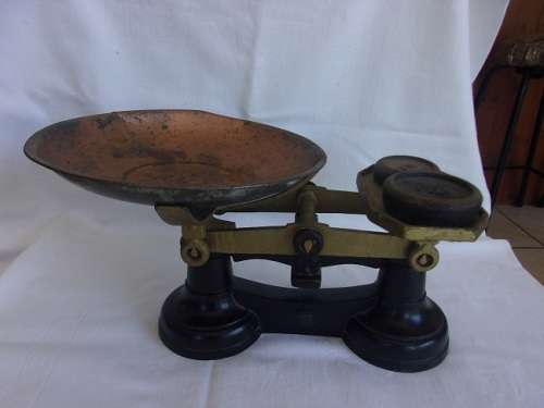 Vintage cast iron balance scale with 2 Imperial weights