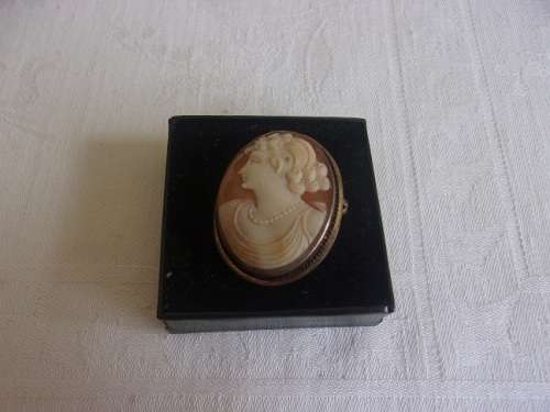 Lot of 4 antique/ vintage cameos and 1 micro mosaic for 1 bid