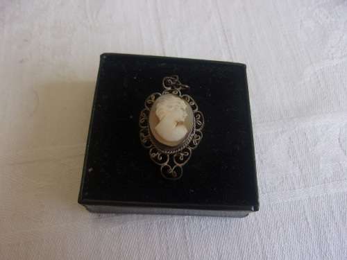 Lot of 4 antique/ vintage cameos and 1 micro mosaic for 1 bid
