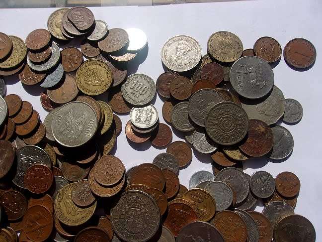 1,3 kilogram lot of world coins for 1 bid