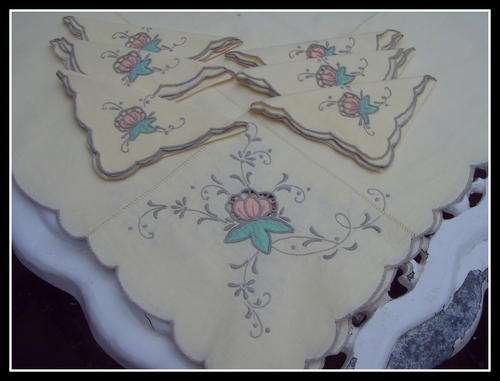 VINTAGE EMBROIDERED/CUT WORKED T/CLOTH +6 NAPKINS
