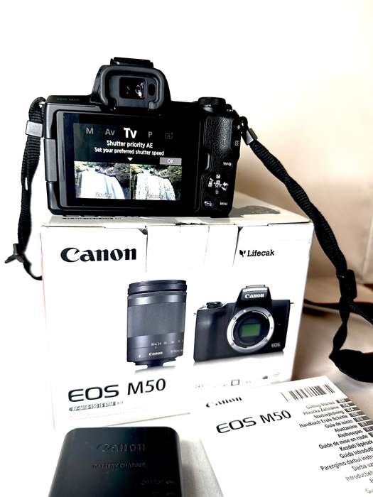 Canon EOS M50 Mirrorless camera with 18-150mm Lens & accessories excellent condition as new