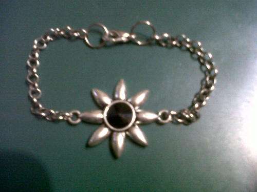 Special!! Bracelet with silver nickle flower with Black  rhinestone
