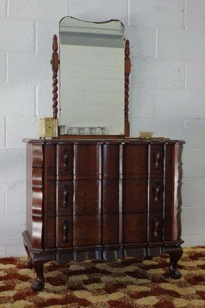 A STUNNING ANTIQUE VICTORIAN SOLID IMBUIA QUEEN ANNE DRESSER WITH SUPERB BARLEY TWIST MIRROR COLUMNS