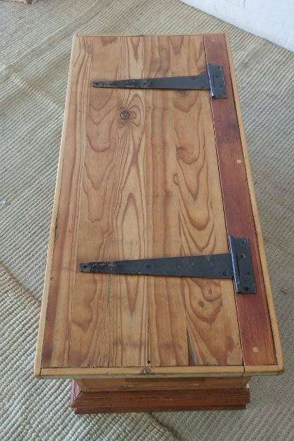 A SUPERB ANTIQUE OREGON PINE STORAGE/ TOY/ TOOL / ARTS & CRAFT BOX WITH A HINGED LID & CARRY HANDLES