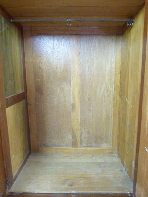 BEAUTIFUL, CLASSY VINTAGE OAK 3 DOOR WARDROBE c/w 2 LARGE DRAWERS, GREAT AS EXTRA PACKING SPACE!!