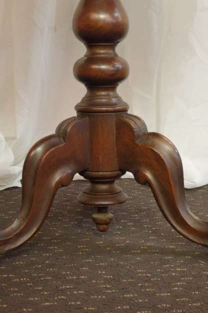 A FABULOUS ANTIQUE MAHOGANY OCCASIONAL TABLE WITH AWESOME MARQUERTY INLAY DETAILING