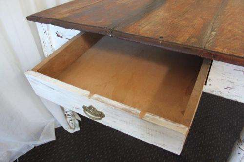 A MAGNIFICENT ANTIQUE COUNTRY KITCHEN DINING TABLE WITH A NATURAL OAK TOP AND AGE TECHNIQUED LEGS