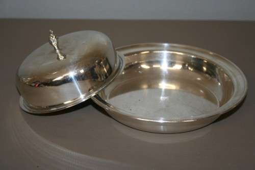 A STUNNING VINTAGE DOME "LIDDED" SILVER PLATED BUTTER DISH IN WONDERFUL CONDITION