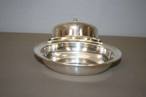 A STUNNING VINTAGE DOME "LIDDED" SILVER PLATED BUTTER DISH IN WONDERFUL CONDITION