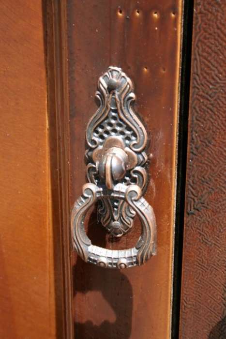 A STUNNING LARGE CABINET w/ 2 GOOD SIZE CUPBOARDS AND LOADS OF SPACE. GORGEOUS!!!