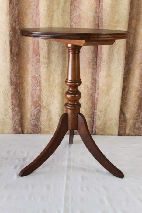 AN AWESOME AND VERY ELEGANT VINTAGE SOLID IMBUIA TRI-LEG OCCASIONAL/ COFFEE TABLE
