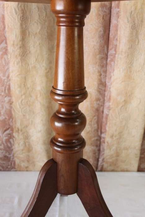 AN AWESOME AND VERY ELEGANT VINTAGE SOLID IMBUIA TRI-LEG OCCASIONAL/ COFFEE TABLE