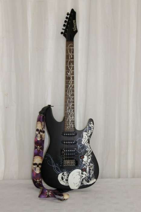 A SUPERB VENSON "CUSTOM" ELECTRIC GUITAR IN AWESOME CONDITION - JUST SERVICED AND NEW STRINGS