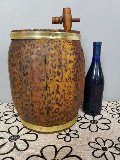 AN AWESOME VINTAGE WOODEN "MINIATURE" ORNAMENTAL BAR BARREL WITH BRASS OUTER RINGS & WOODEN TAP