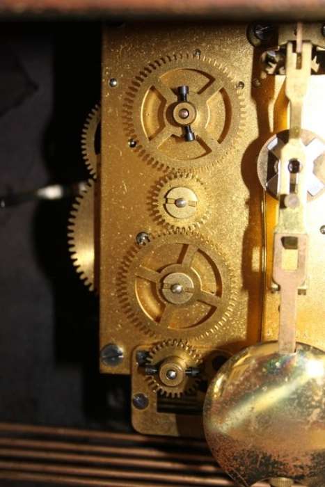 AN EXQUISITE ANTIQUE (c1930 TO 1940) "UNCO" ART DECO MANTLE CLOCK IN WORKING CONDITION