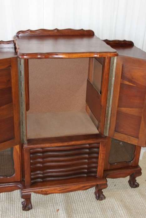 AN EXQUISITE VINTAGE SOLID IMBUIA BALL & CLAW RADIOGRAM CABINET - IDEAL COMPACT BAR CABINET