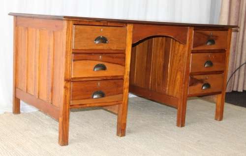 A SUPERB LARGE 6-DRAWER SOLID KIAAT EXECUTIVES DESK w/ STUNNING PERIOD HANDLES IN GREAT CONDITION