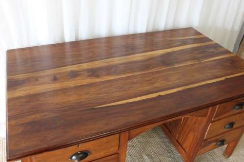 A SUPERB LARGE 6-DRAWER SOLID KIAAT EXECUTIVES DESK w/ STUNNING PERIOD HANDLES IN GREAT CONDITION