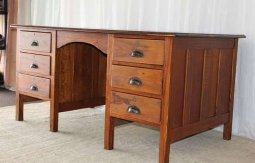 A SUPERB LARGE 6-DRAWER SOLID KIAAT EXECUTIVES DESK w/ STUNNING PERIOD HANDLES IN GREAT CONDITION