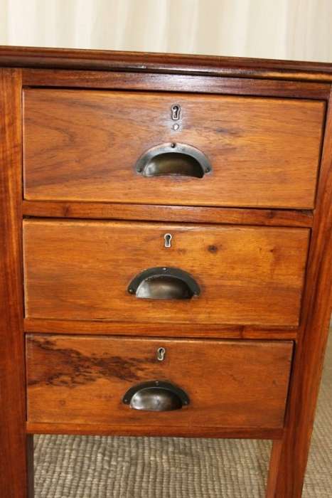 A SUPERB LARGE 6-DRAWER SOLID KIAAT EXECUTIVES DESK w/ STUNNING PERIOD HANDLES IN GREAT CONDITION