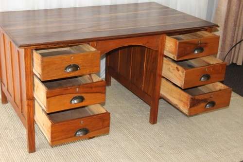 A SUPERB LARGE 6-DRAWER SOLID KIAAT EXECUTIVES DESK w/ STUNNING PERIOD HANDLES IN GREAT CONDITION