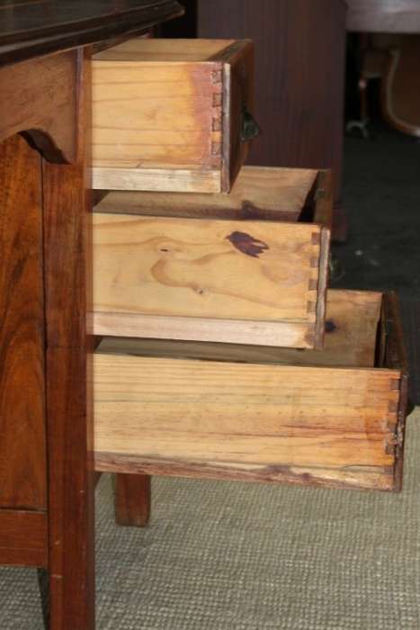 A SUPERB LARGE 6-DRAWER SOLID KIAAT EXECUTIVES DESK w/ STUNNING PERIOD HANDLES IN GREAT CONDITION