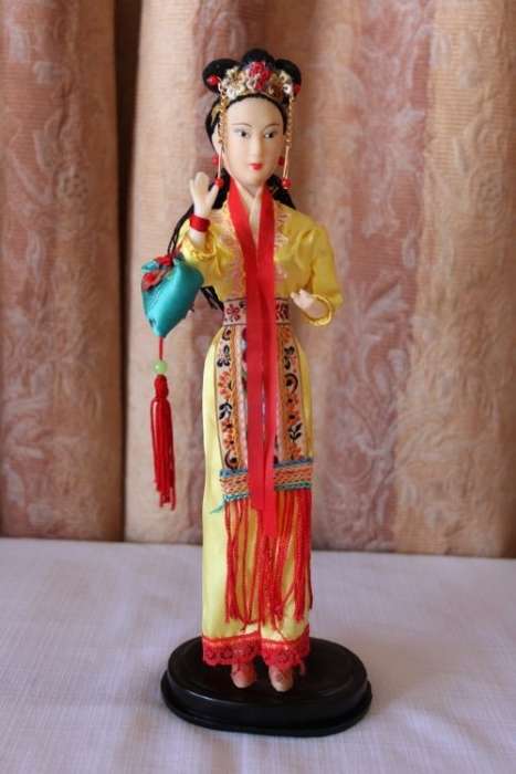 A COLLECTION OF FOUR STUNNING ORIENTAL DOLLS IN THEIR TRADITIONAL CLOTHING bid/doll
