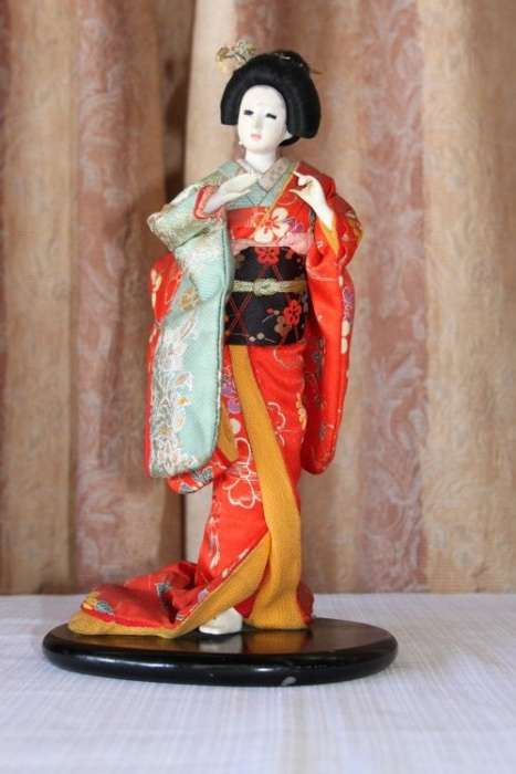 A COLLECTION OF FOUR STUNNING ORIENTAL DOLLS IN THEIR TRADITIONAL CLOTHING bid/doll