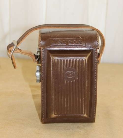 A FANTASTIC VINTAGE (c1955) JAPANESE MADE "TOYOCAFLEX" 6x6 TLR CAMERA IN ITS ORIGINAL LEATHER CASE