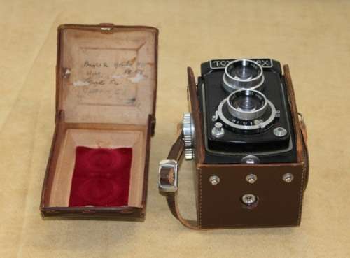 A FANTASTIC VINTAGE (c1955) JAPANESE MADE "TOYOCAFLEX" 6x6 TLR CAMERA IN ITS ORIGINAL LEATHER CASE