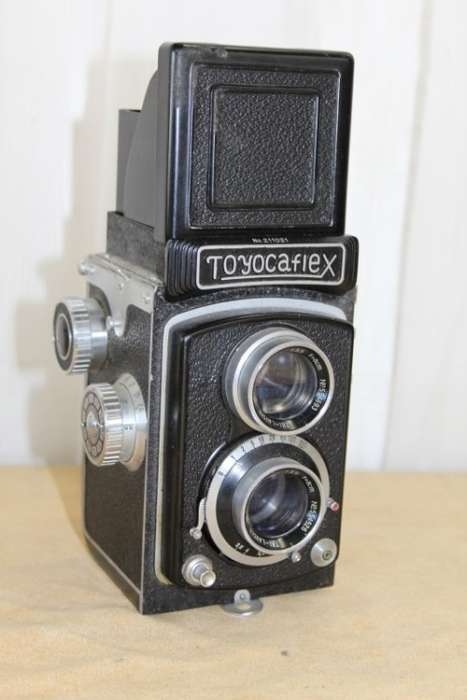 A FANTASTIC VINTAGE (c1955) JAPANESE MADE "TOYOCAFLEX" 6x6 TLR CAMERA IN ITS ORIGINAL LEATHER CASE