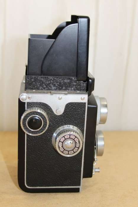 A FANTASTIC VINTAGE (c1955) JAPANESE MADE "TOYOCAFLEX" 6x6 TLR CAMERA IN ITS ORIGINAL LEATHER CASE