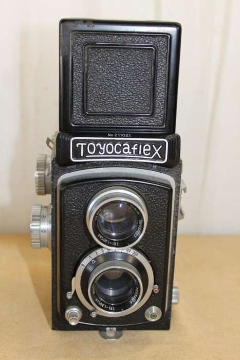 A FANTASTIC VINTAGE (c1955) JAPANESE MADE "TOYOCAFLEX" 6x6 TLR CAMERA IN ITS ORIGINAL LEATHER CASE