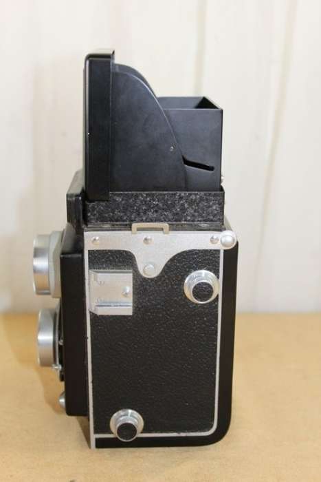 A FANTASTIC VINTAGE (c1955) JAPANESE MADE "TOYOCAFLEX" 6x6 TLR CAMERA IN ITS ORIGINAL LEATHER CASE