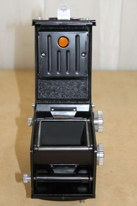 A FANTASTIC VINTAGE (c1955) JAPANESE MADE "TOYOCAFLEX" 6x6 TLR CAMERA IN ITS ORIGINAL LEATHER CASE