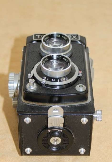 A FANTASTIC VINTAGE (c1955) JAPANESE MADE "TOYOCAFLEX" 6x6 TLR CAMERA IN ITS ORIGINAL LEATHER CASE