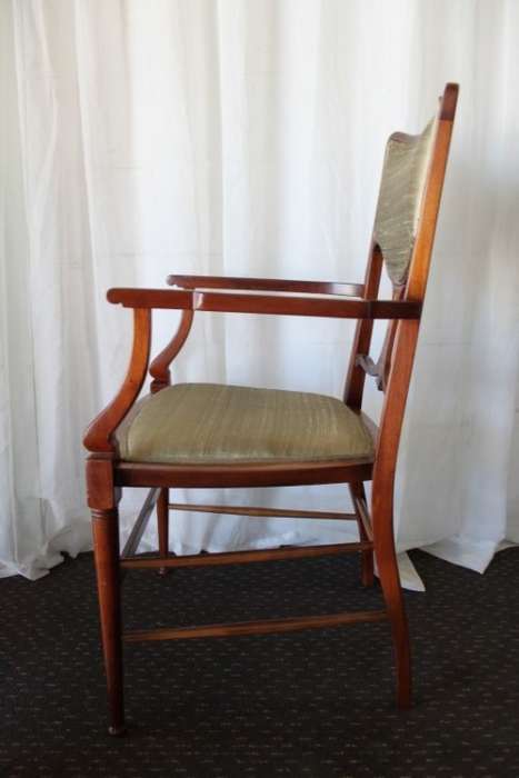 A STUNNING ANTIQUE EDWARDIAN WALNUT OCCASIONAL ARMCHAIR WITH GORGEOUS MARQUETRY INLAY DETAILING