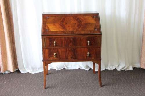 A MAGNIFICENT ANTIQUE FLIP-TOP WRITING DESK WITH TWO DRAWERS AND INLAY DETAILING