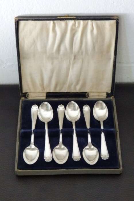 An amazing antique boxed set of English made EPNS silver plated teaspoons with stunning detailing