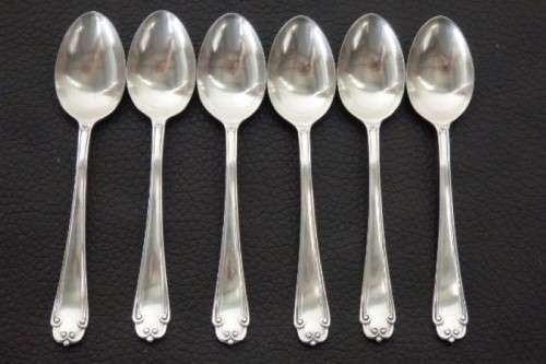 An amazing antique boxed set of English made EPNS silver plated teaspoons with stunning detailing