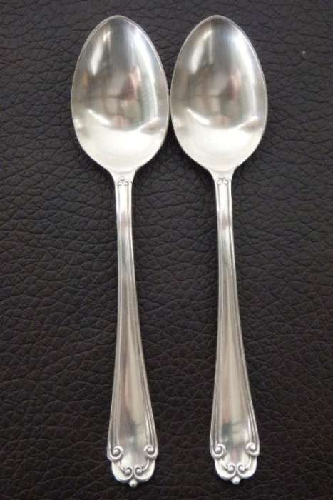 An amazing antique boxed set of English made EPNS silver plated teaspoons with stunning detailing