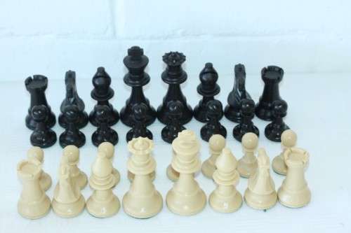 A stunning vintage (boxed) Chess Men chess set with "Staunton Style" chess pieces in great condition
