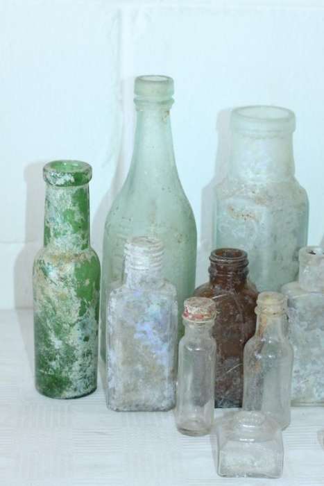 An awesome collection of 14x assorted vintage & antique glass bottles; bid/bottle