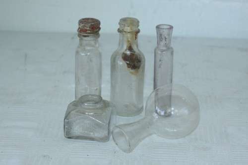 An awesome collection of 14x assorted vintage & antique glass bottles; bid/bottle