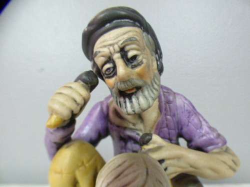 A lovely ornamental ceramic figurine of an elderly man working on a bust in great condition RS17Sale