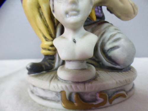 A lovely ornamental ceramic figurine of an elderly man working on a bust in great condition RS17Sale