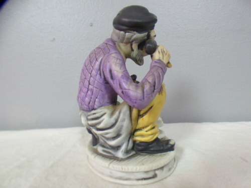 A lovely ornamental ceramic figurine of an elderly man working on a bust in great condition RS17Sale